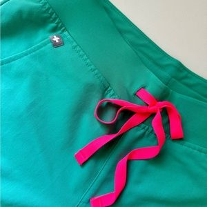 FIGS Scrub Set - Zamora Jogger Pants & Catarina Top - SURGICAL GREEN - Small